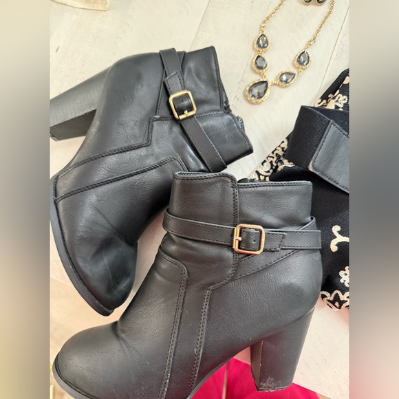 LulaRoe Nicole Elegant Collection with Matching Tights, jewelry, & belt - Picture 11 of 16